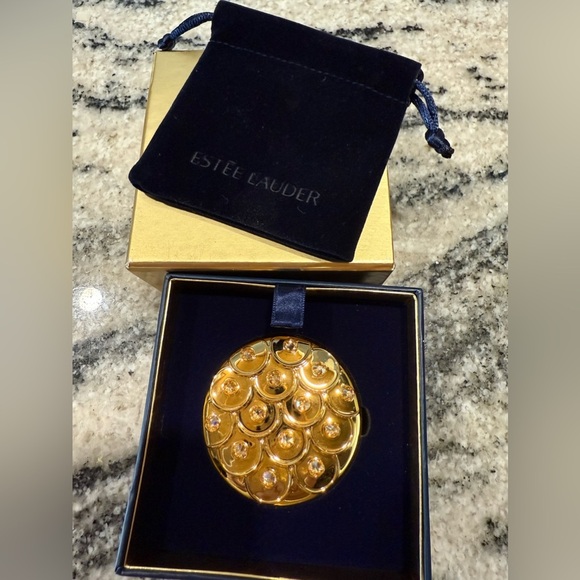 Estée Lauder golden peacock compact with velvet case. Light/medium. 02 - Picture 5 of 9